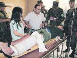 El ministro de Defensa, Alberto Otárola (i), visita a un militar herido durante ataque a helicóptero que buscaba a secuestrados. EFE  /
