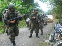 Militares peruanos patrullando un camino durante las operaciones de búsqueda de los secuestrados. EFE  /
