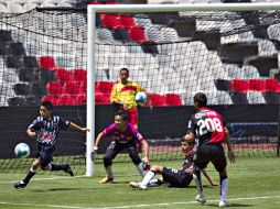 Acción del partido final celebrado en el Estadio Azteca entre Atlas y Rayados. ESPECIAL  /