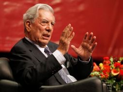 En el primer libro que escribe tras ganar el Nobel, Vargas Llosa critica acertadamente la cultura de oropel. ARCHIVO  /