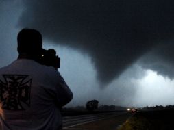 Un hombre graba la aproximación de un tornado en Kansas. REUTERS  /