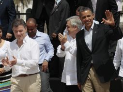 Obama (der) se ha reunido con líderes políticos en la Cumbre de las Américas. A su izquierda su homólogo colombiano, Santos. AP  /