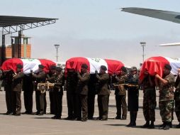 Recibimiento con honores militares de los féretros con los caídos en la denominada operación Libertad. EFE  /