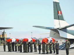 Reciben con honores los féretros con los cuerpos de un policía y dos militares caídos en la operación Libertad. AFP  /