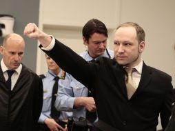 Breivik, de 33 años, saludó con el brazo derecho extendido tras golpearse el pecho a la altura del corazón. AFP  /