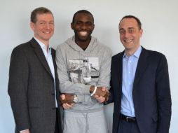 Fabrice Muamba con los doctores Andrew Deaner (D) y Sam Mohiddin (I). AFP  /