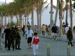 Los militares y policías ''convivieron'' la tarde de este lunes con los turistas.  /