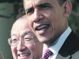 El presidente de EU, Barack Obama, afirmó que Yong Kim (izquierda) tiene profundo conocimiento del “mundo del desarrollo”. REUTERS  /