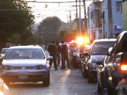 Las autoridades realizan las investigaciones correspondientes en los tres homicidios.  /