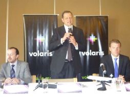 Durante la rueda de prensa, en la que el director de Volaris, Enrique Beltranena (C) hizo el anuncio de la compra de los aviones.  /
