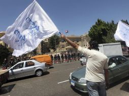 Seguidores del candidato a la presidencia de Egipto, Hazem Salah Abu-Ismail, ondean banderas con su foto. EFE  /