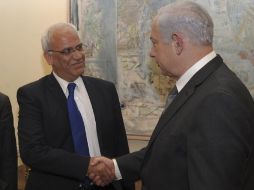 Saeb Erekat le entregó la carta a al primer ministro israelí, Benjamín Netanyahu.  REUTERS  /