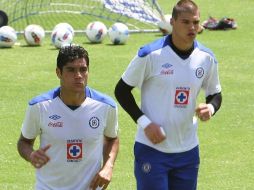 Javier Orozco (izq) durante el entrenamiento de la escuadra cementera. MEXSPORT  /