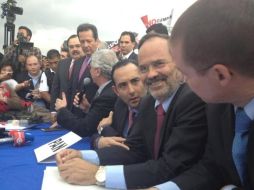 Priistas y panistas finalmente en una misma mesa. Imagen de twitter @GustavoMadero  /