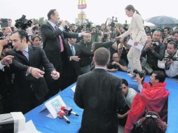 El líder nacional del PAN, Gustavo Madero (con el micrófono) intenta poner orden en la “mesa de la verdad”. NTX  /