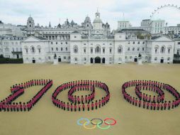 Doscientos sesenta integrantes de la Guardia Real Británica forman el número 100, los días que faltan para las Olimpiadas. AP  /