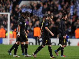 Puyol, Iniesta y Messi salen de la cancha con la cara de la derrota. EFE  /