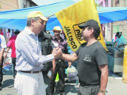 Fernando Garza saluda a un simpatizante durante su visita a un tianguis ubicado en la Colonia Jalisco, en Tonalá.  /