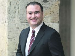 Manuel Herrera Vega es premiado por la organización Profesionales en Relaciones Públicas de Occidente.  /