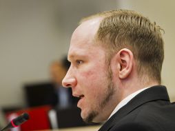El ultraderechista Anders Behring Breivik presta declaración durante la cuarta jornada de su juicio. EFE  /