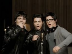 El trío regaló decenas de rosas rojas que repartieron lanzándolas a su querido público. ESPECIAL  /