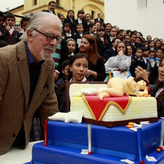 Un grupo de niños le canta ''Feliz cumpleaños'' a Fernando Botero