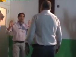 Daniel Luna (manos alzadas) fue agredido por Jorge Peña (de espaldas). YOUTUBE  /