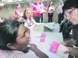 Durante sus reuniones semanales, las microempresarias reciben educación financiera.  /