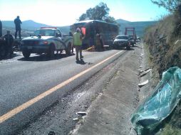Imágenes de televisión mostraron los restos del autobús siniestrado.  /