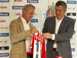 Vergara (d) confirmó que el nuevo técnico tendrá que implementar el 'sistema de juego, 4-3-3, el preferido por Johan Cruyff'. ARCHIVO  /