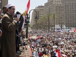 El clérigo Mazhar Shahin, imán de la mezquita Omar Makram, se dirige a los miles de egipcios que se manifiestan. EFE  /