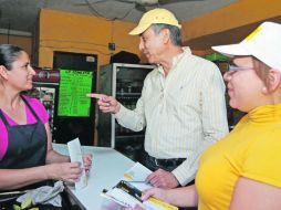 Fernando Garza realizó ayer una visita por las colonias López Portillo y El Carmen, en el Sur de la ciudad.  /