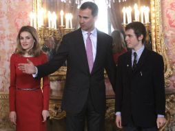 Don Felipe (C) y doña Letizia (izq) junto a Cristóbal Ugarte (der), nieto de Nicanor Parra, previo a la ceremonia del galardón. EFE  /