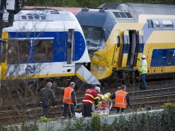 Equipos de rescate asisten a los heridos en el choque. EFE  /