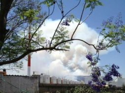 Al parecer son dos diferentes focos de incendio que provocan una columna de humo que se observa en gran parte de la ciudad.  /