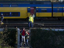 Evacuación de pasajeros del tren propiedad de la empresa Ferrocarriles Holandeses NS. EFE  /