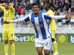 El delantero mexicano de la Real Sociedad, Carlos Vela, celebra la consecución de su gol ante el Villarreal. EFE  /