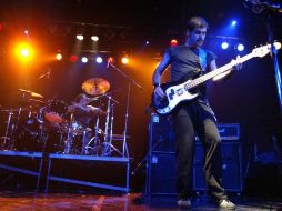 Los seis integrantes que han integrado el grupo Lucybell, reunidos en la ciudad de Santiago. ARCHIVO  /