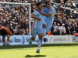 Agüero y Tévez celebran uno de los goles en la victoria del Manchester City. REUTERS  /