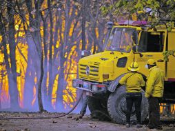 El pronóstico de la Conafor era que, pese a la lluvia que cayó ayer, el trabajo seguiría durante la madrugada de este lunes.  /