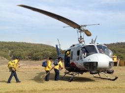 Desde temprana hora comienza la distribución de brigadistas en la zona para sofocar el fuego. ESPECIAL  /