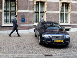El primer ministro holandés, Mark Rutte (i), se dirige a su coche oficial para dirigirse al Palacio Real Huis ten Bosch. EFE  /