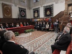 Cristóbal Ugarte, nieto del poeta, lee las palabras de agradecimiento del abuelo tras recibir el premio. EFE  /