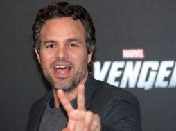 Mark Ruffalo, quien de vida a ''Hulk'' saluda a las cámaras durante la premiere europea de ''Avengers''. EFE  /