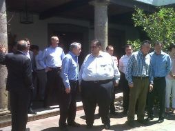 Durante la reunión, tuvieron que hacer una pausa para participar en el 'simulacro que se practicó en Casa Jalisco.  /