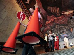 Trabajadores de distintos edificios como el Congreso, salieron al escuchar la alarma.  /