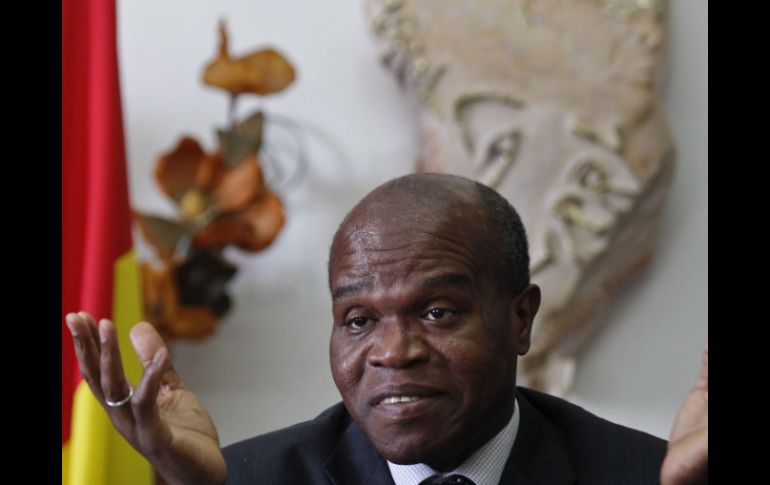 El ministro de asuntos exteriores de Guinea Bissau, Mamadu Djaló, en rueda de prensa en la embajada de su país. EFE  /