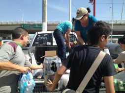 Los víveres son puestos en camionetas y llevados hasta el campamento de concentración de los bomberos. Imagen de @Trafico_ZMG  /
