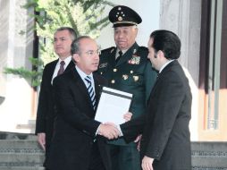 El Ejecutivo entrega el documento al secretario de Gobernación, Alejandro Poiré. NTX  /