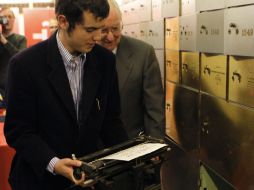 Cristobal Ugarte, acompañado del director del Instituto Cervantes, depositó la donación de su abuelo en la caja de seguridad. EFE  /